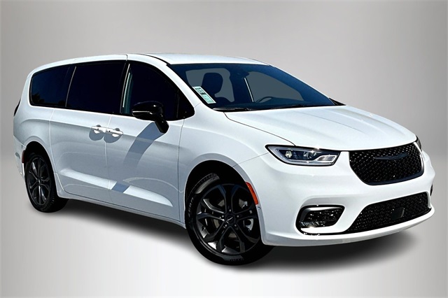 2026 Chrysler Pacifica Select's photo