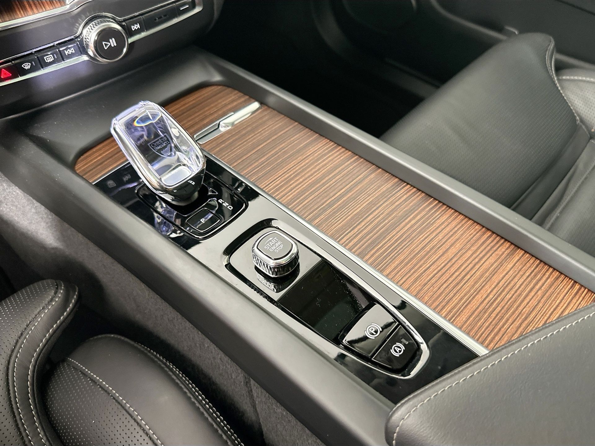 2023 Volvo XC60 B5 Ultimate photo 14