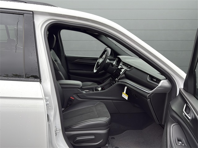 2025 Jeep Grand Cherokee Laredo Altitude photo 21