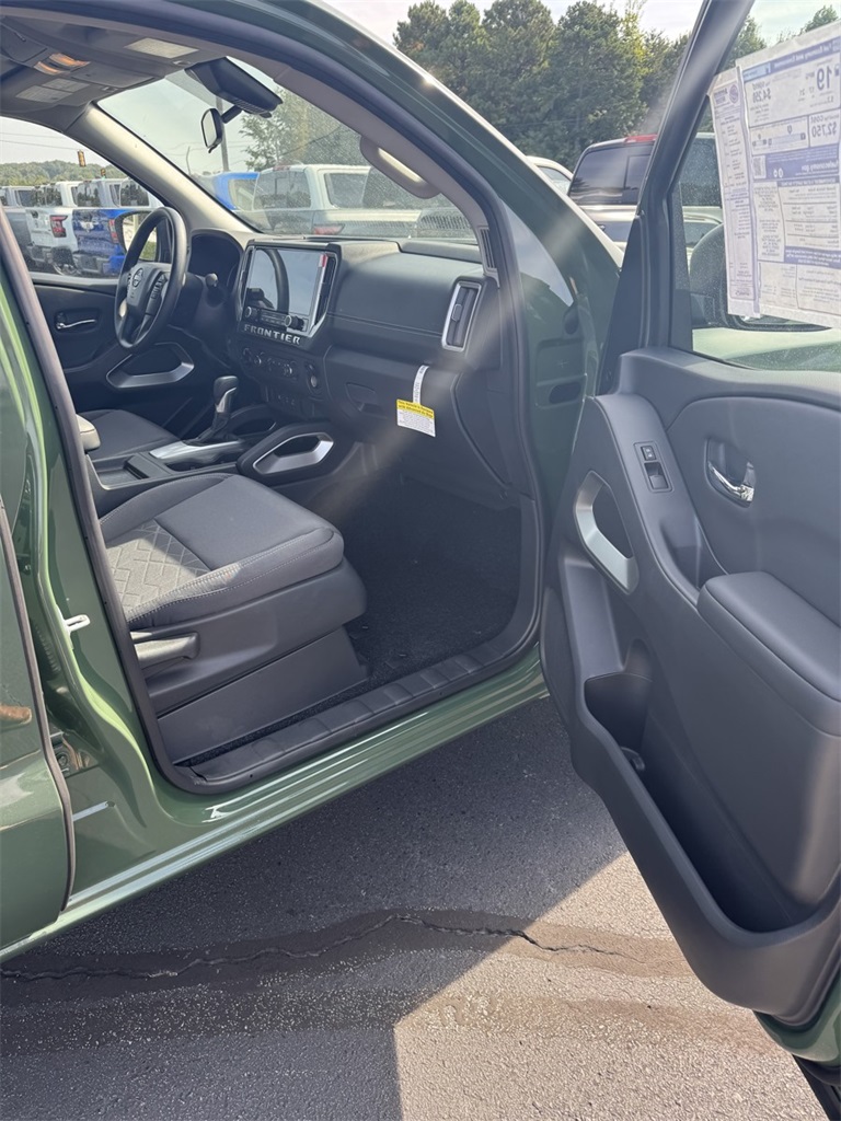 2025 Nissan Frontier Crew Cab SV photo 17