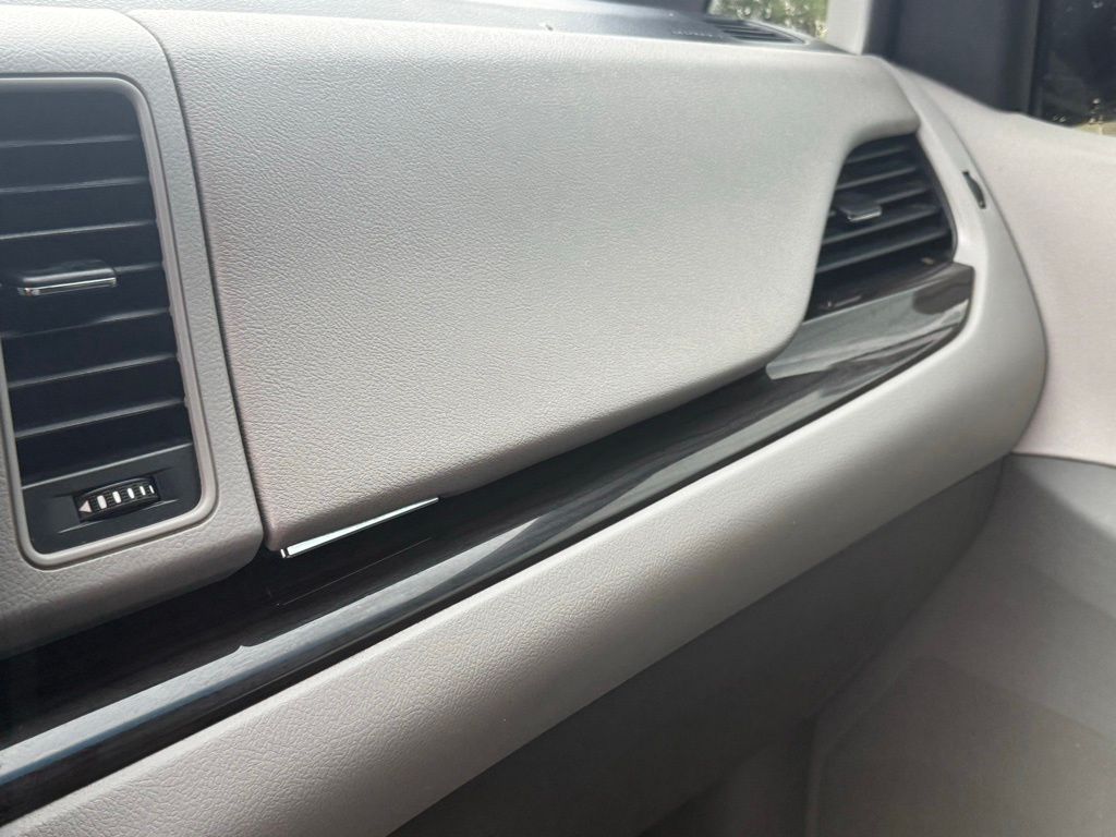 2017 Toyota Sienna L photo 18