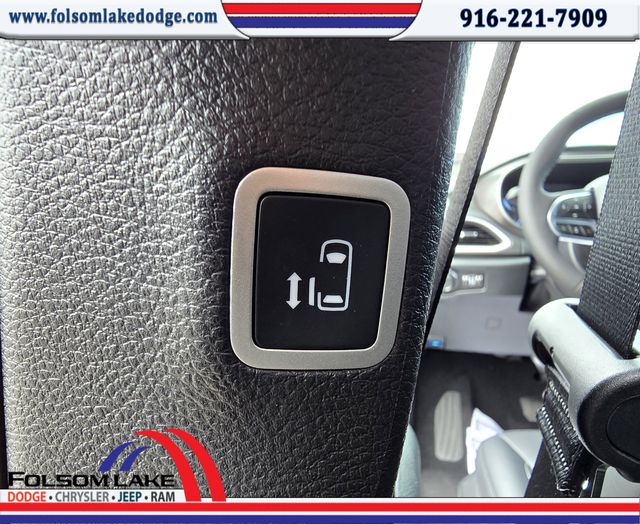 2025 Chrysler Voyager LX photo 22