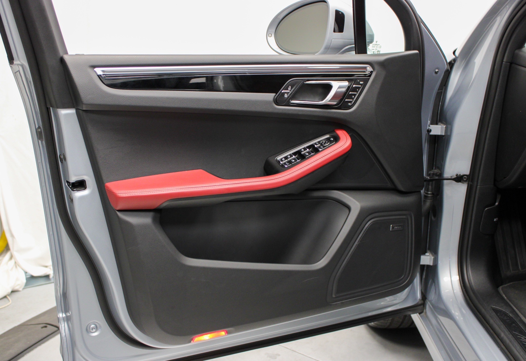 2025 Porsche Macan Base photo 15