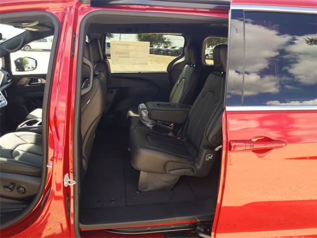 2026 Chrysler Pacifica photo 15