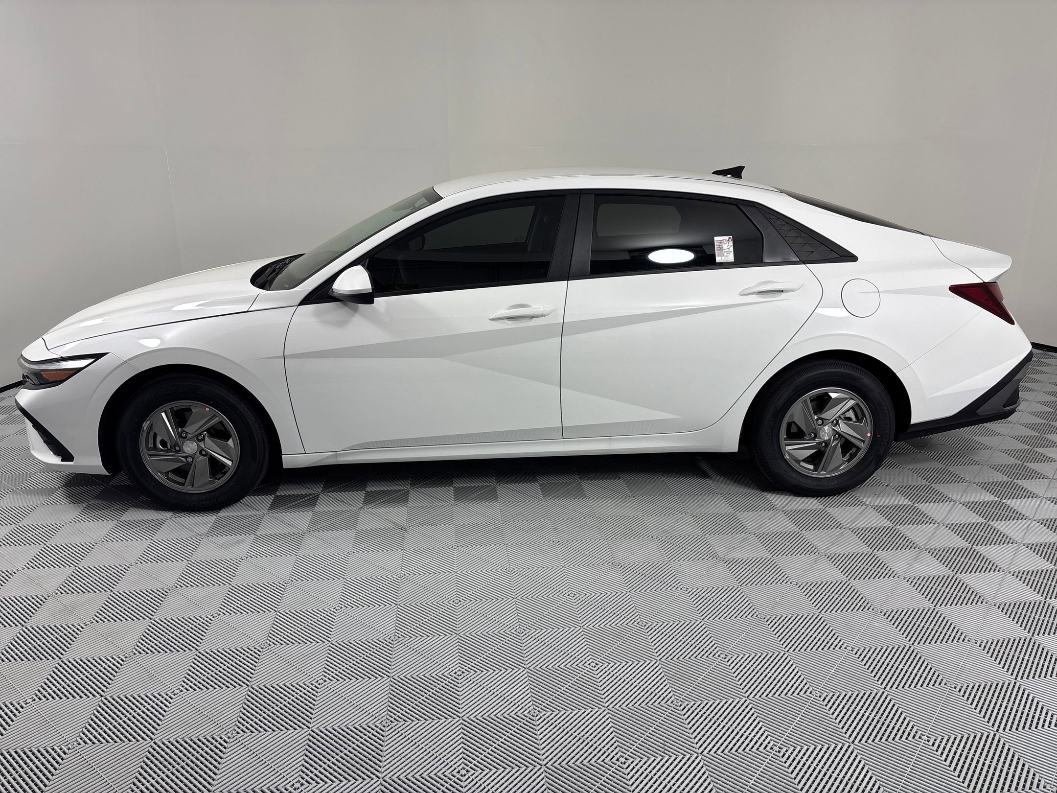 2025 Hyundai Elantra SE photo 2