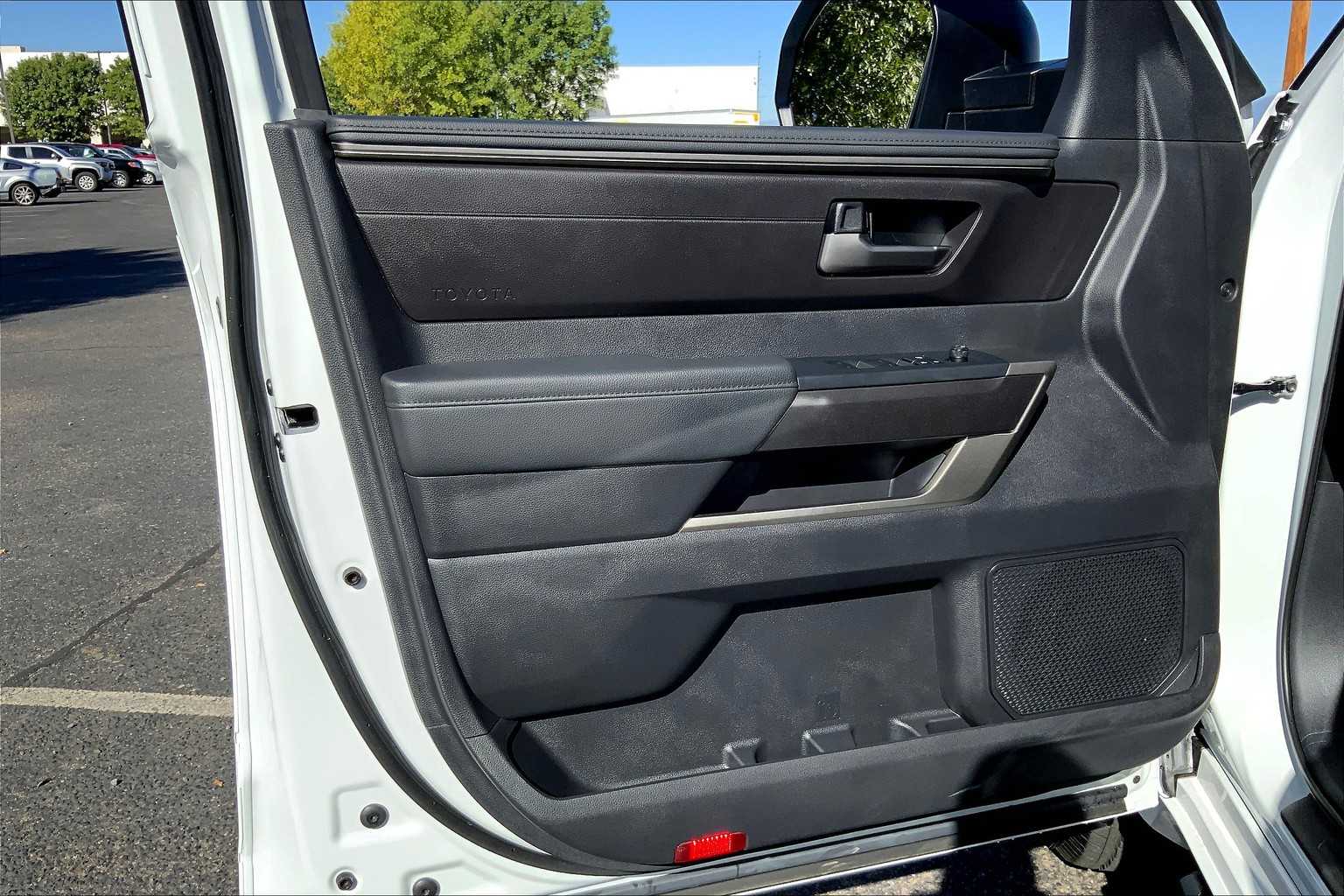 2025 Toyota Tundra SR5 CrewMax photo 18