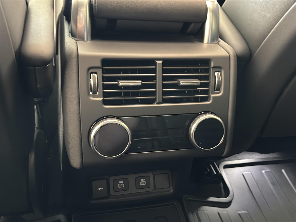 2025 Land Rover Discovery Metropolitan Edition photo 19
