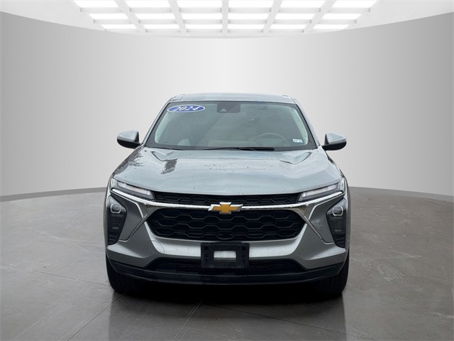 2024 Chevrolet Trax LS photo 2