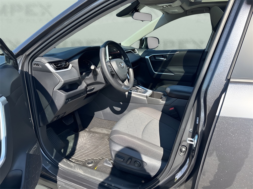 2025 Toyota RAV4 XLE photo 9