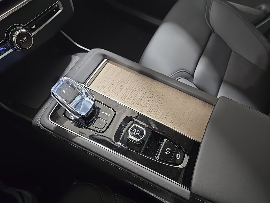 2026 Volvo XC90 Plus photo 13