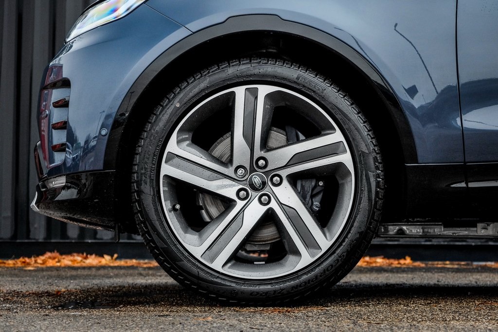 2026 Land Rover Discovery photo 4