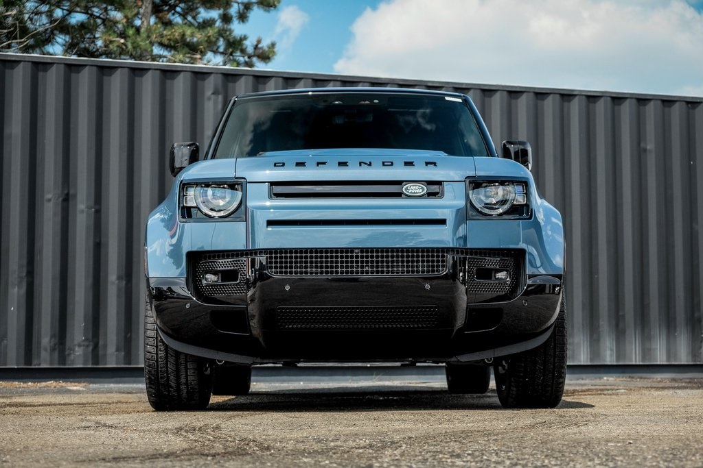 2025 Land Rover Defender 110 X-Dynamic SE photo 2