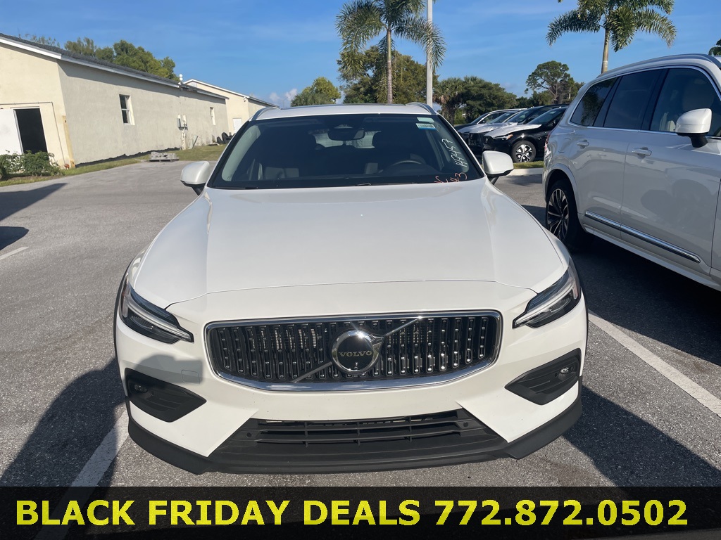 2025 Volvo V60 Cross Country B5 Plus photo 2