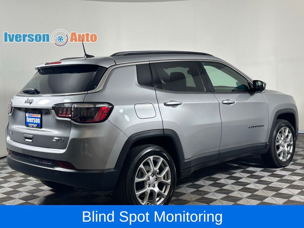 2022 Jeep Compass Latitude Lux photo 6