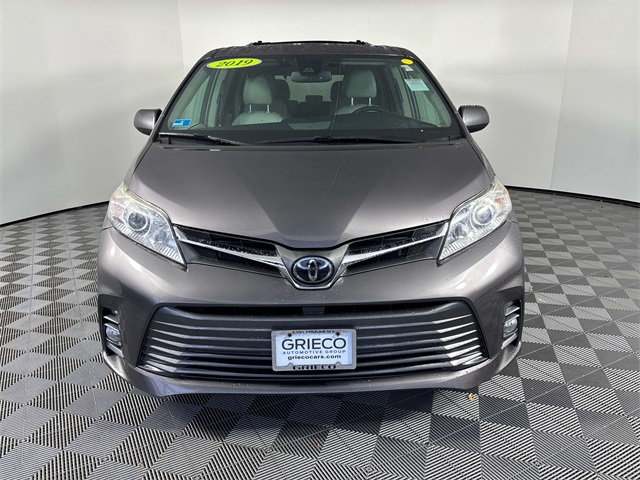 2019 Toyota Sienna Limited XLE Premium photo 2