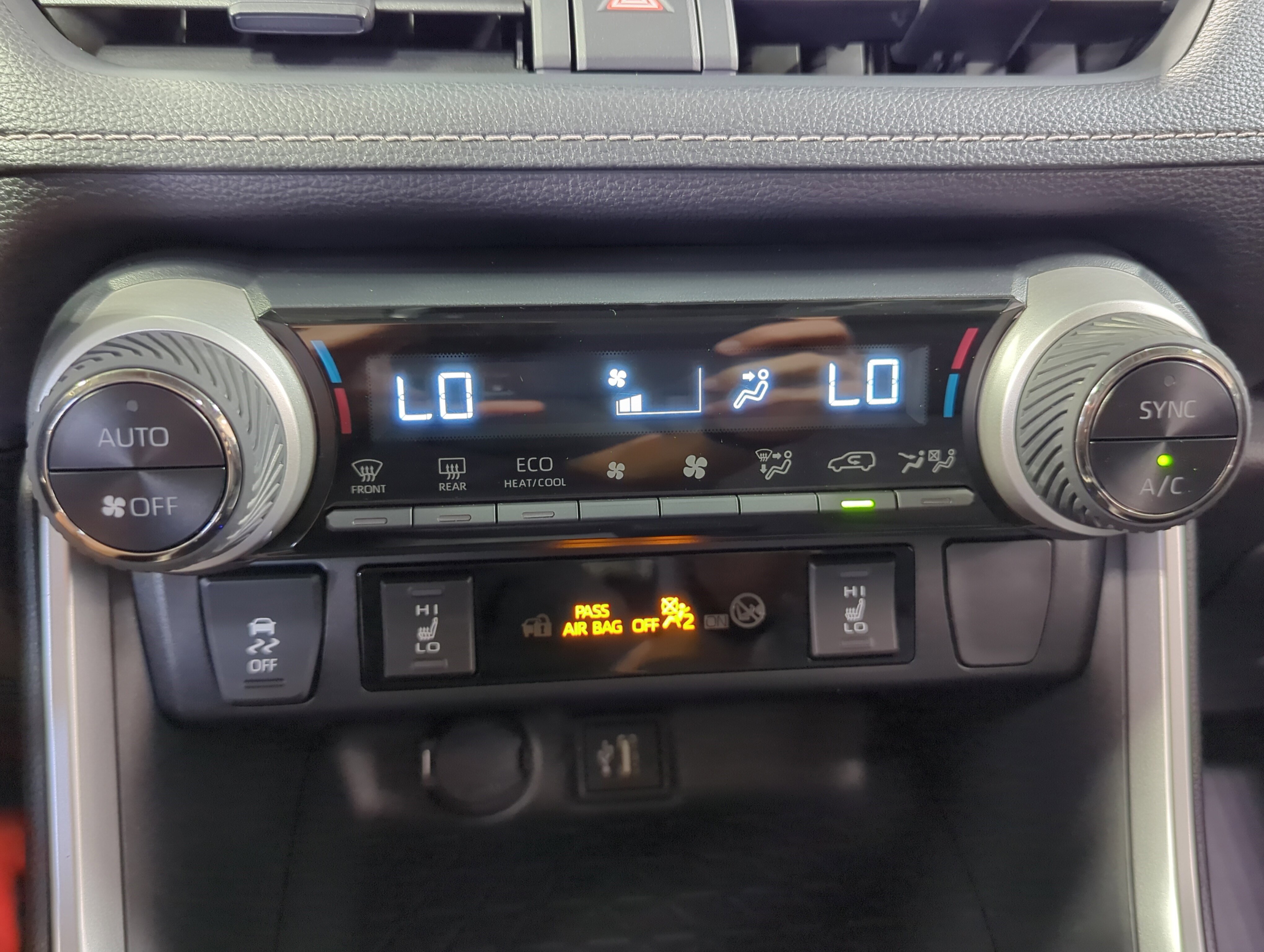 2025 Toyota RAV4 Hybrid XLE photo 13
