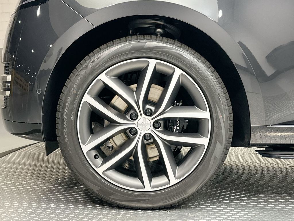 2025 Land Rover Range Rover SE photo 4