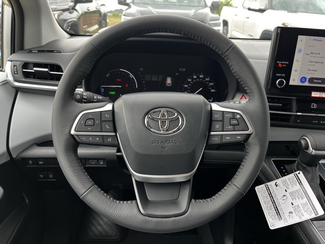 2025 Toyota Sienna XLE photo 7
