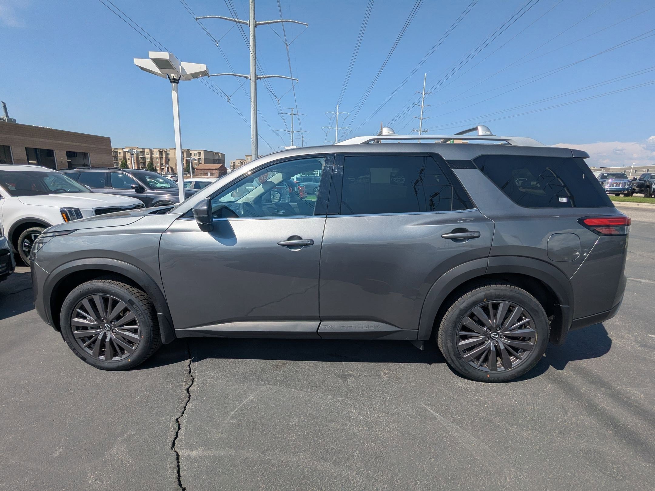 2023 Nissan Pathfinder SL photo 2