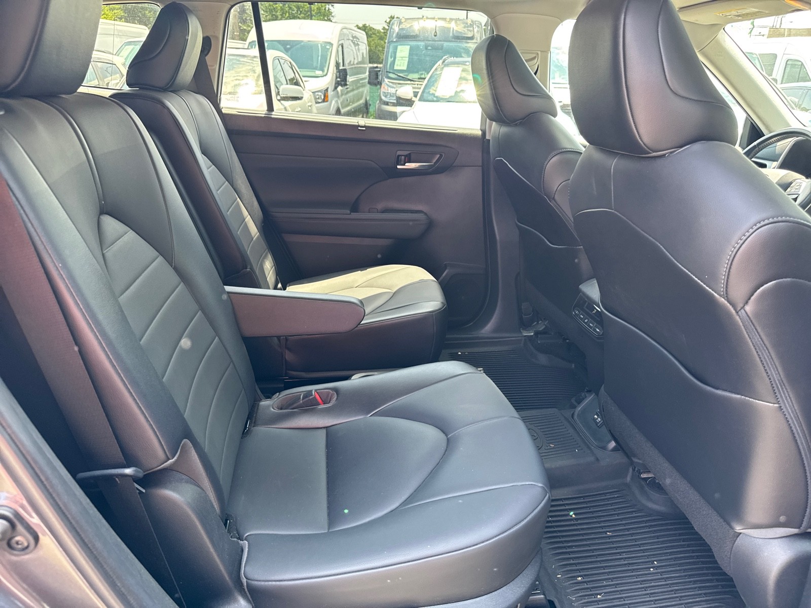 2021 Toyota Highlander XLE photo 9
