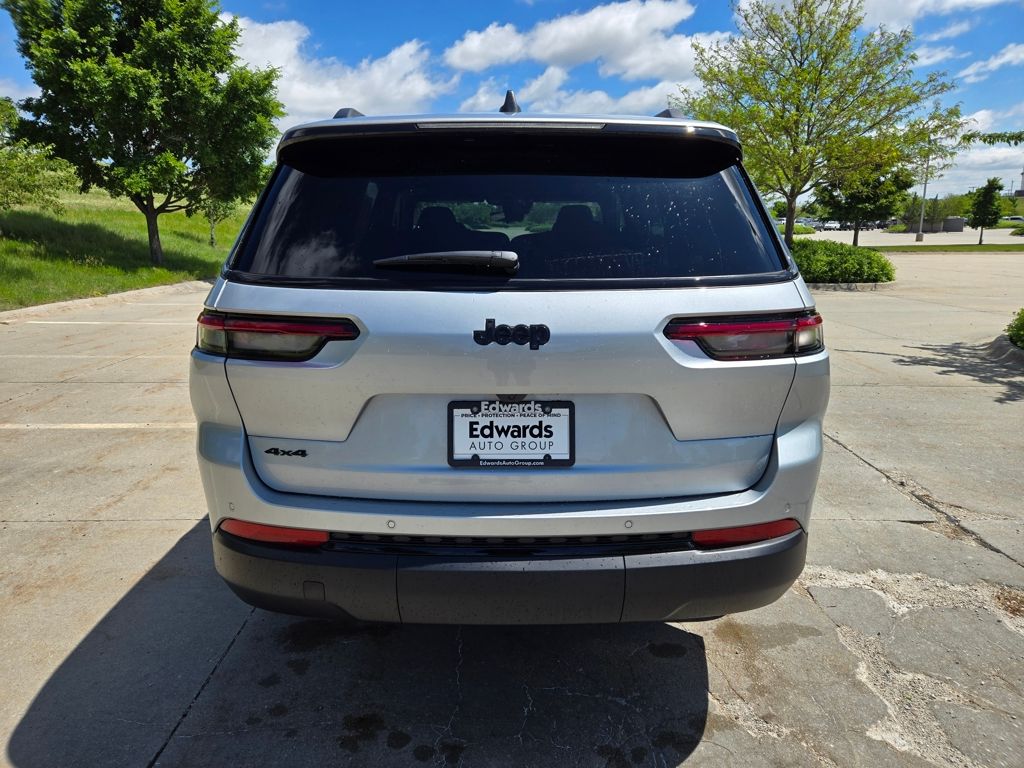 2025 Jeep Grand Cherokee Altitude photo 3