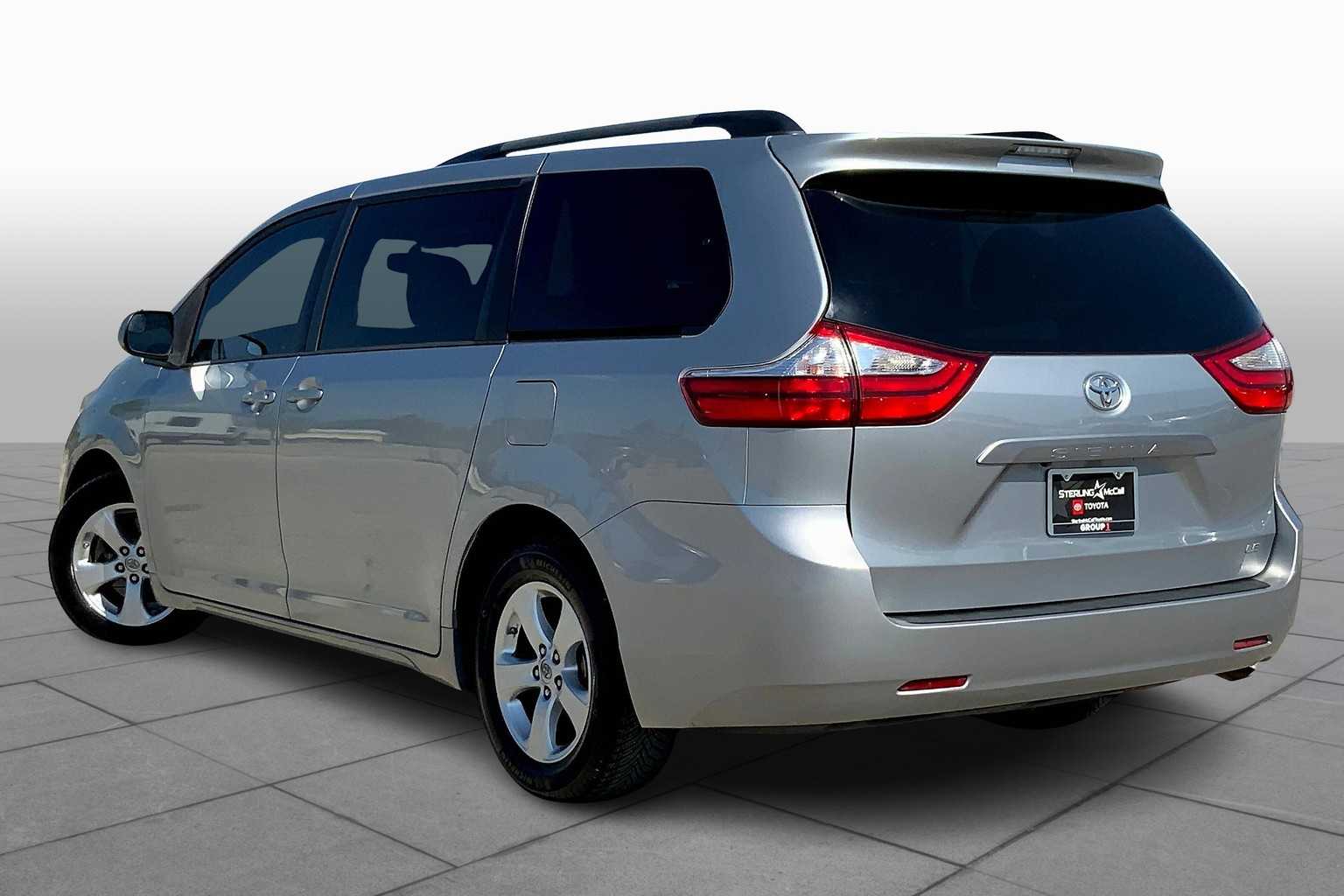 2017 Toyota Sienna LE photo 11