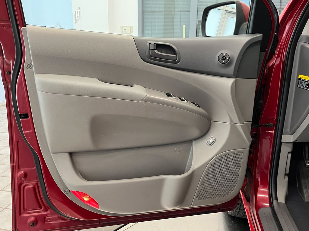 2010 Kia Sedona LX photo 13