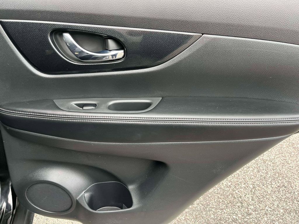 2016 Nissan Rogue SL photo 2