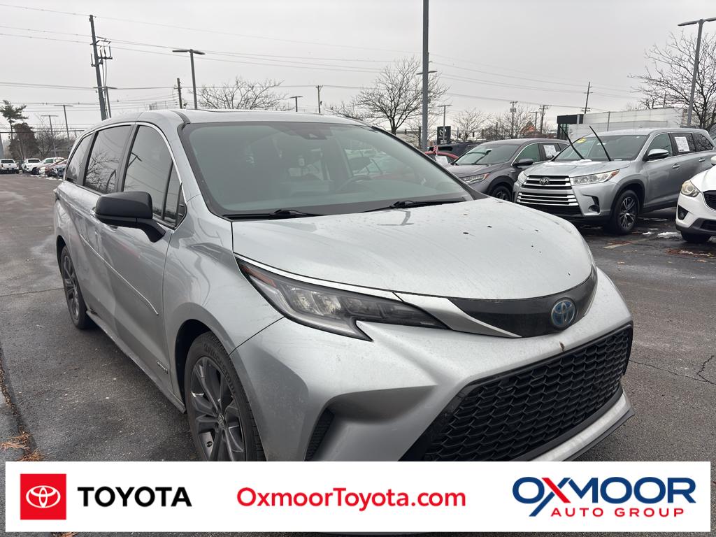 2021 Toyota Sienna XSE's photo