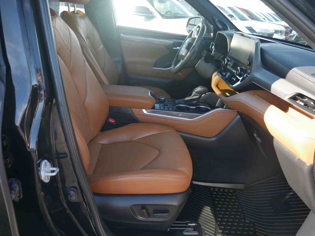 2023 Toyota Highlander LE photo 26