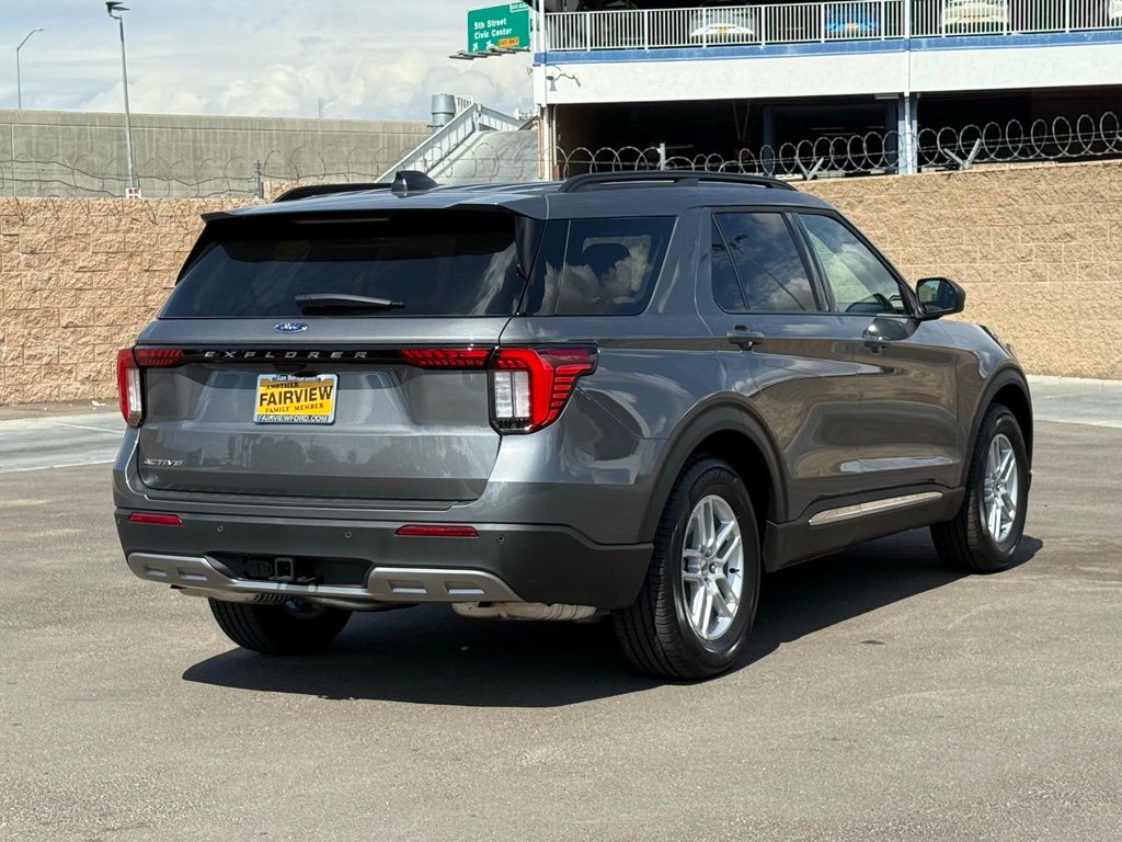 2025 Ford Explorer photo 4