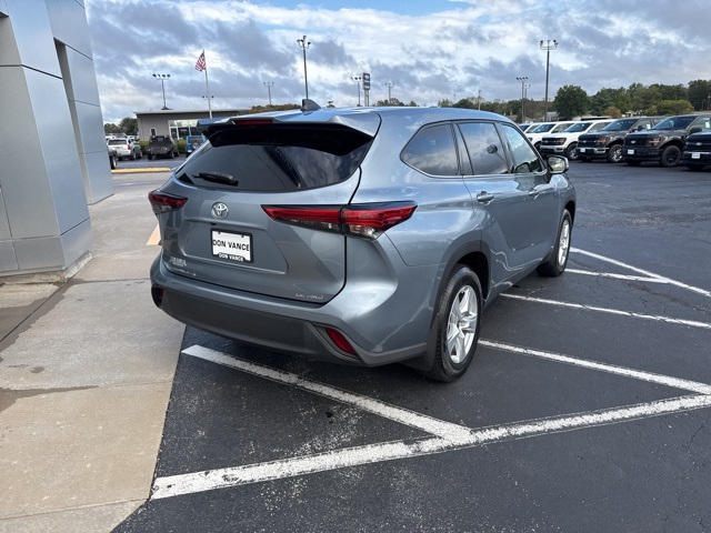 2022 Toyota Highlander LE photo 5