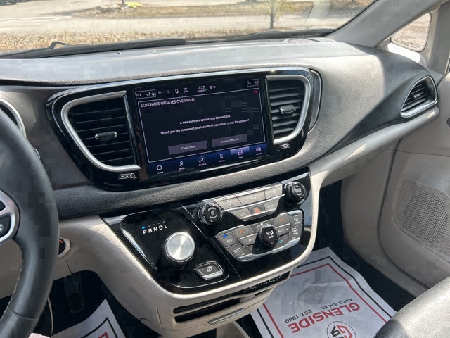 2022 Chrysler Pacifica Touring L photo 11