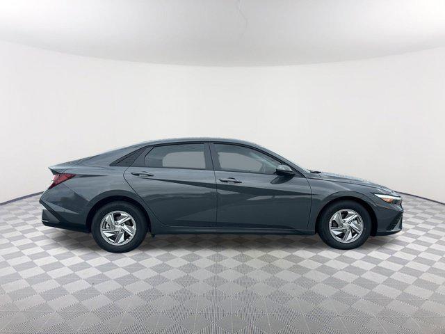 2025 Hyundai Elantra SE photo 4