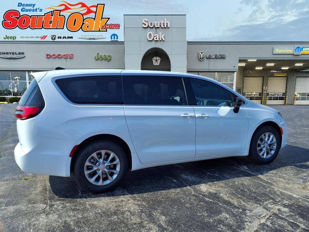 2025 Chrysler Pacifica photo 2