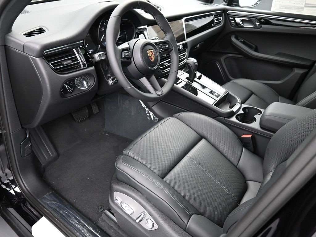 2025 Porsche Macan T photo 3