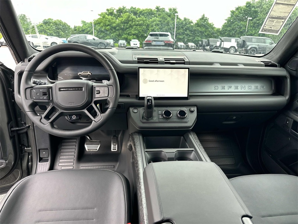 2025 Land Rover Defender 110 photo 2