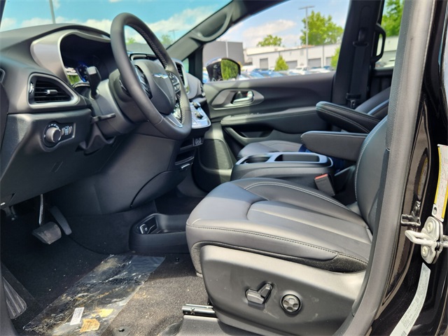 2025 Chrysler Voyager LX photo 5