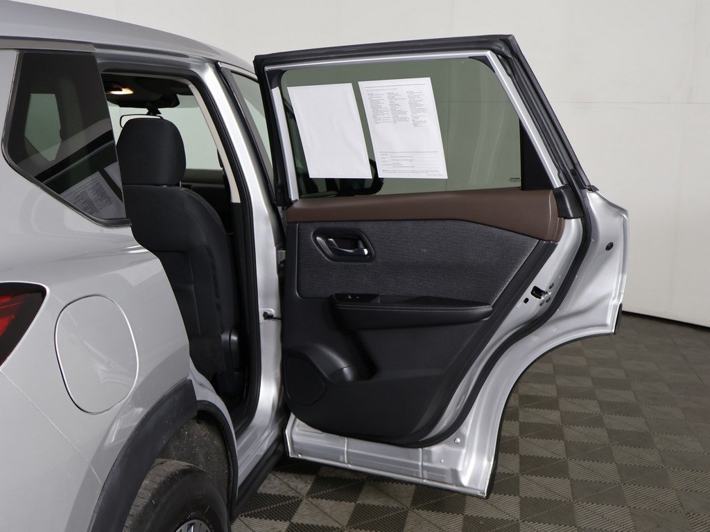 2022 Nissan Rogue SV photo 16