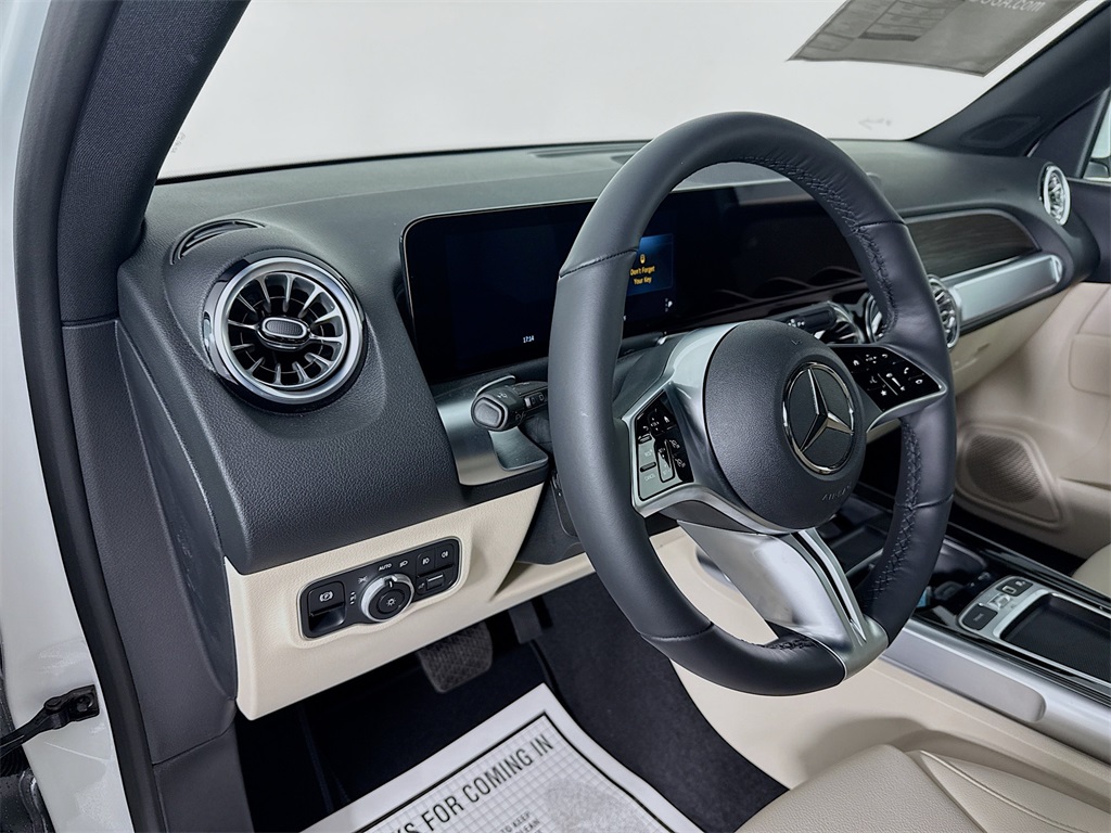 2025 Mercedes Benz GLB 250 4MATIC photo 4