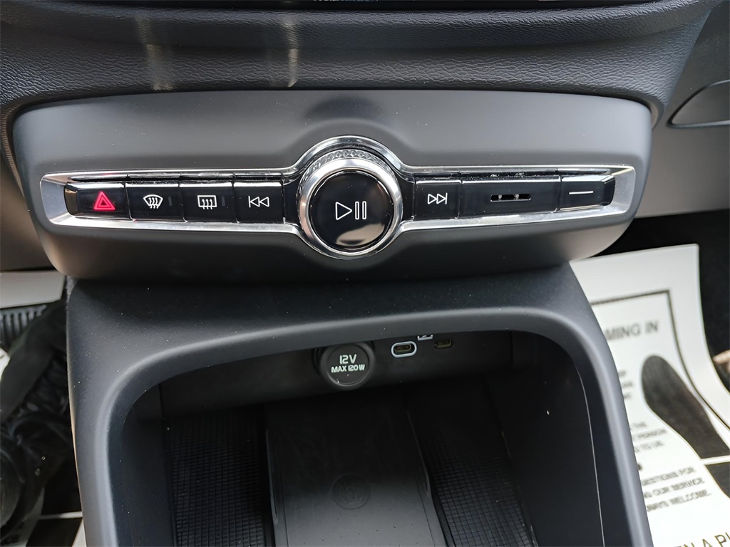 2025 Volvo XC40 Core photo 16