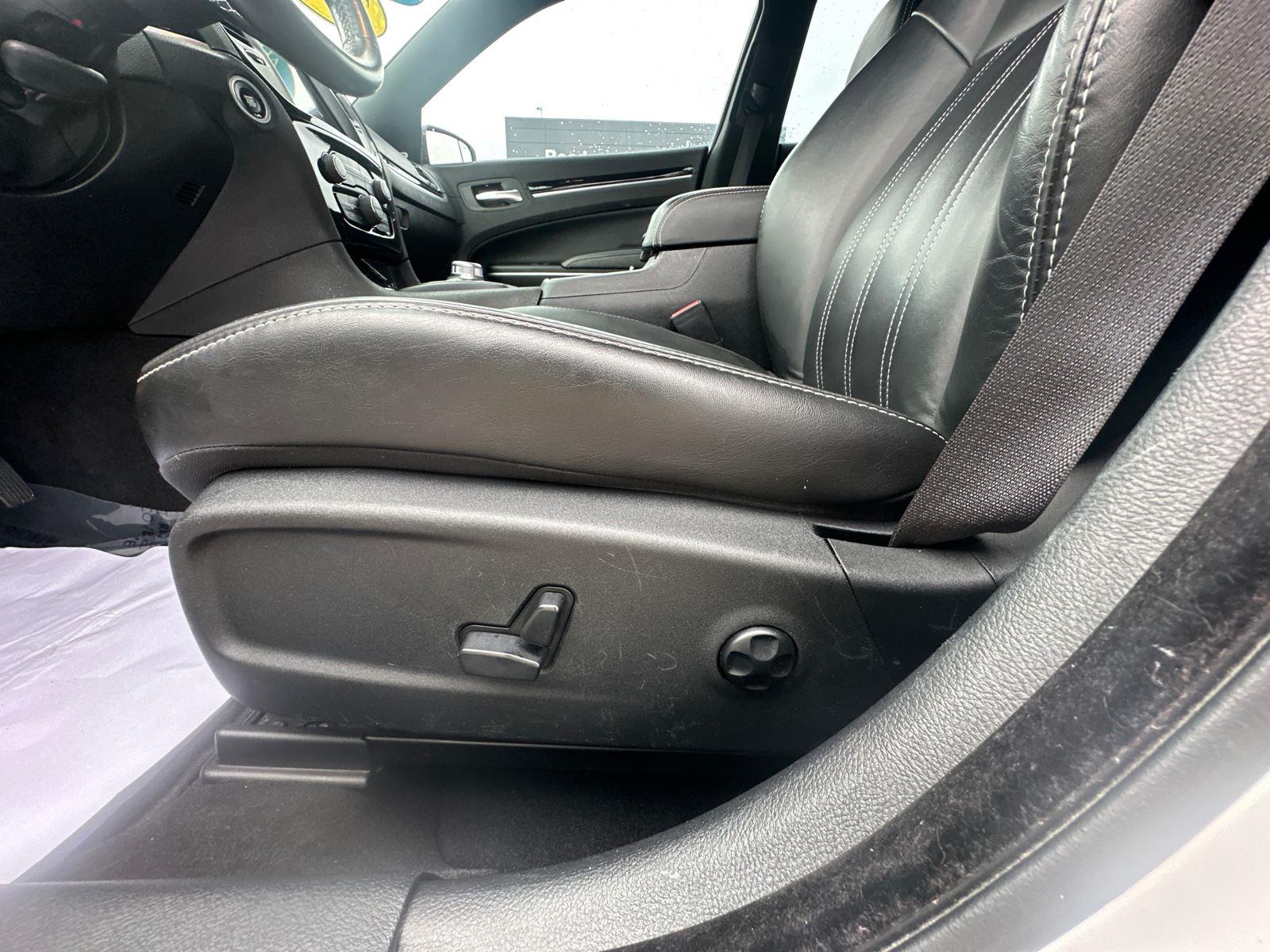 2020 Chrysler 300 photo 6