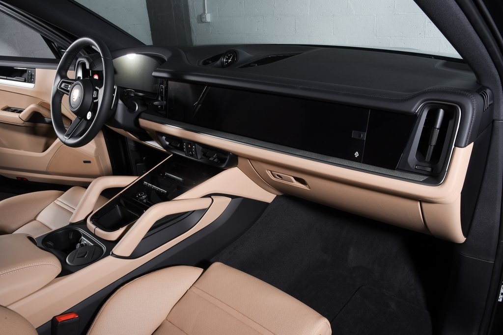 2025 Porsche Cayenne photo 18
