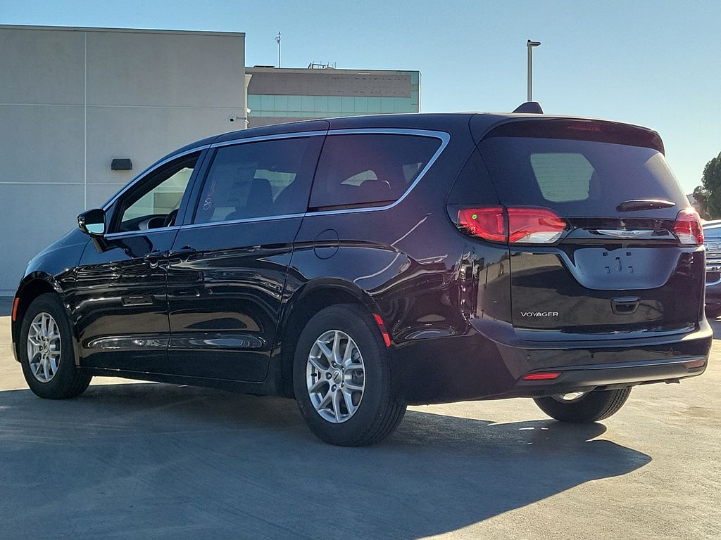 2025 Chrysler Voyager LX photo 13