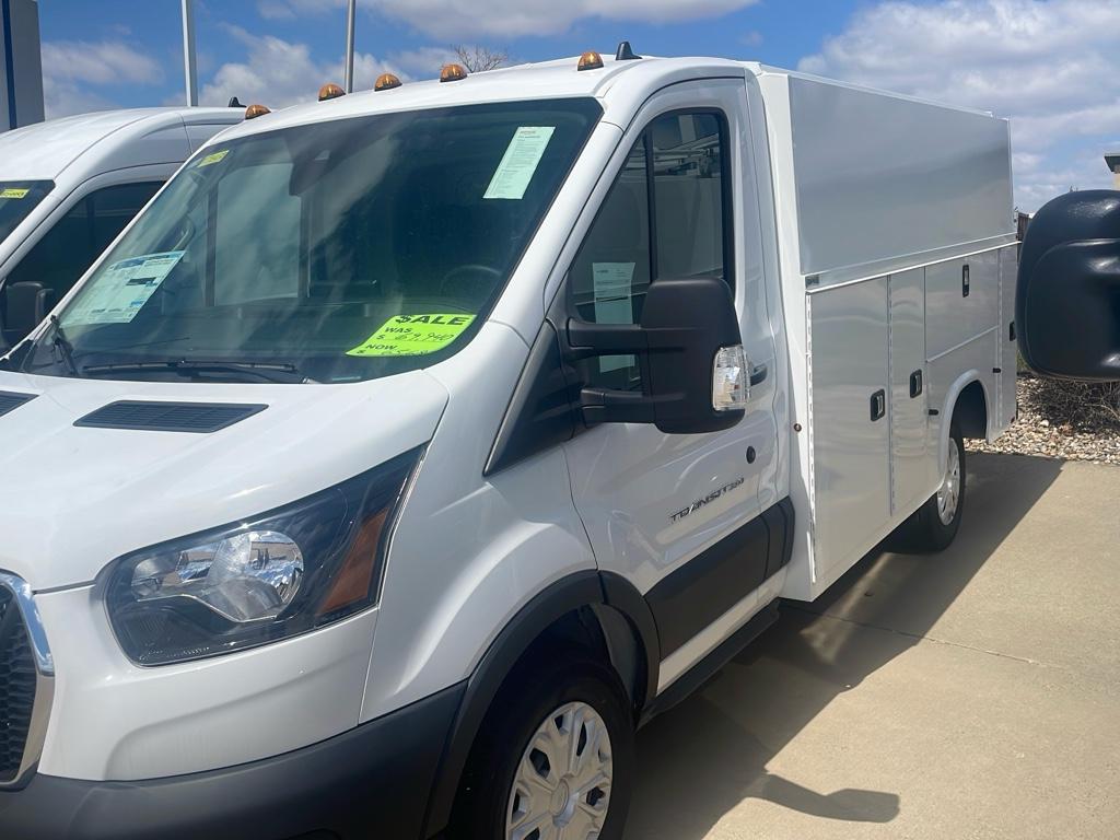 2024 Ford Transit Cutaway photo 2