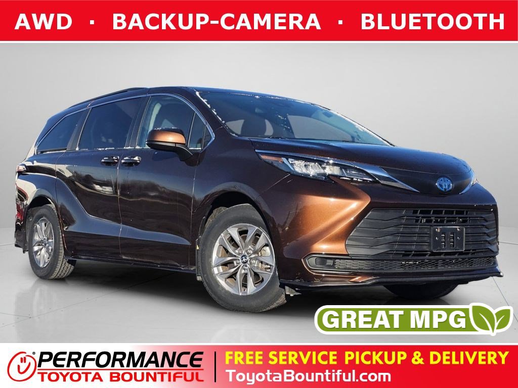 2022 Toyota Sienna LE's photo