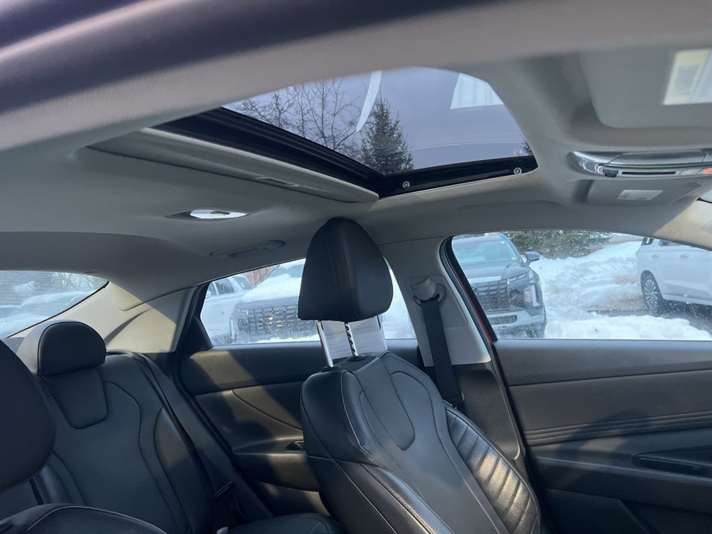 2022 Hyundai Elantra Limited photo 10