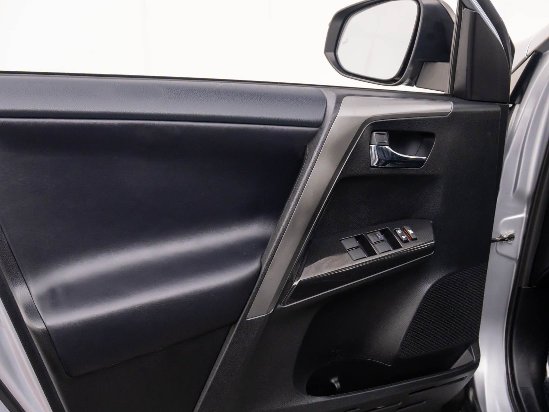 2016 Toyota RAV4 SE photo 10