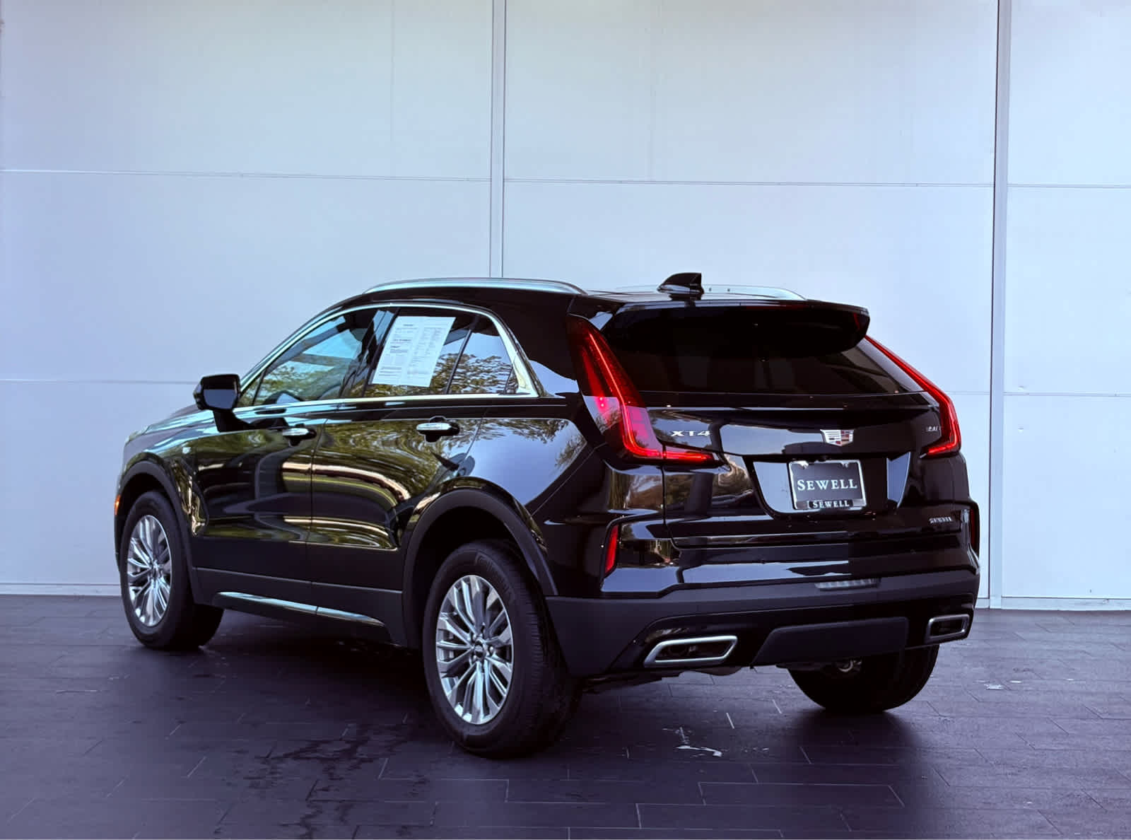 2025 Cadillac XT4 Premium Luxury photo 4
