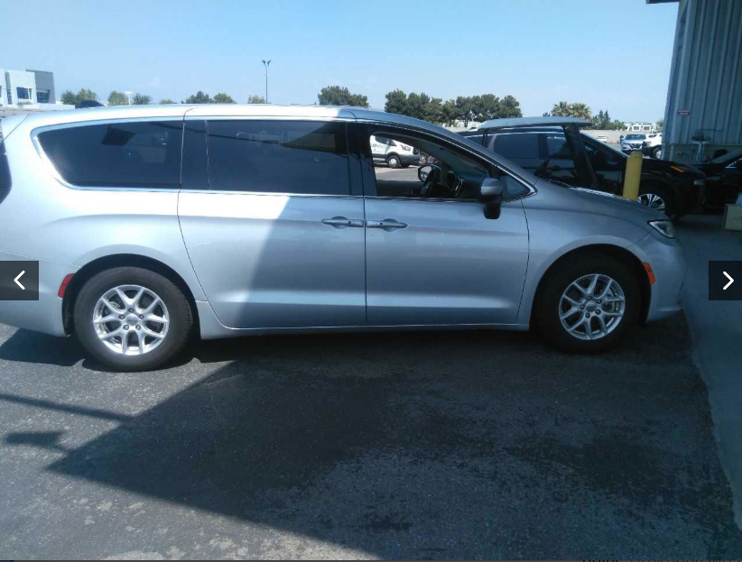 2023 Chrysler Pacifica Touring L photo 2